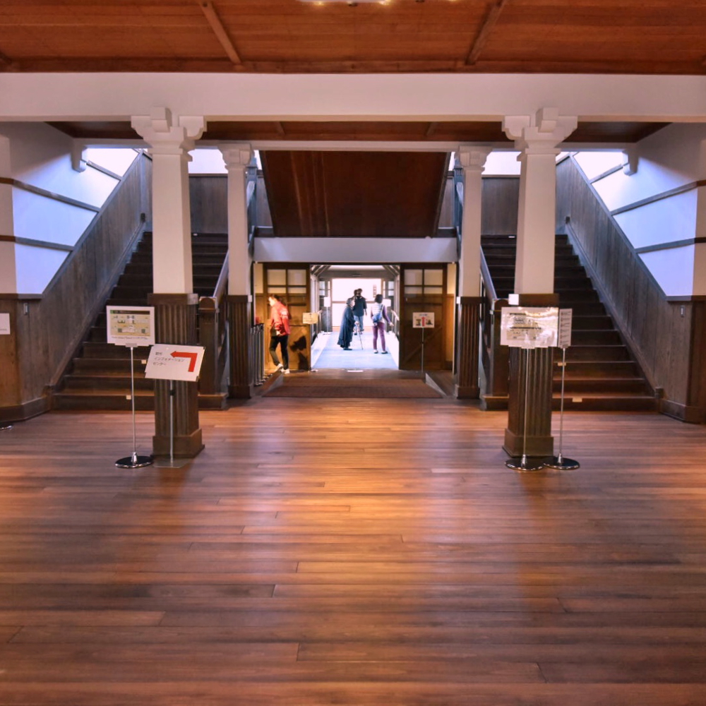 明倫学舎の桧フロア施工写真